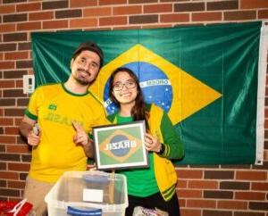 学生们代表他们的祖国巴西.